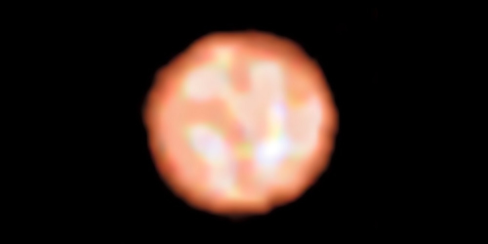 Astronomen die gebruik maken van de Very Large Telescope van ESO, hebben voor het eerst rechtstreeks granulatiepatronen waargenomen op het oppervlak van een ster buiten ons zonnestelsel – de oude rode reus π1 Gruis. 