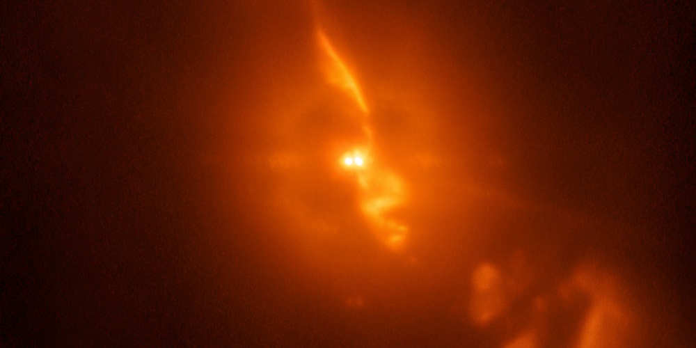 Tijdens het testen van een nieuw subsysteem van SPHERE, het ‘planetenjachtinstrument’ van ESO’s Very Large Telescope, hebben astronomen indrukwekkende details – zelfs naar Hubble-maatstaven – kunnen vastleggen van de turbulente stellaire relatie binnen de dubbelster R Aquarii.