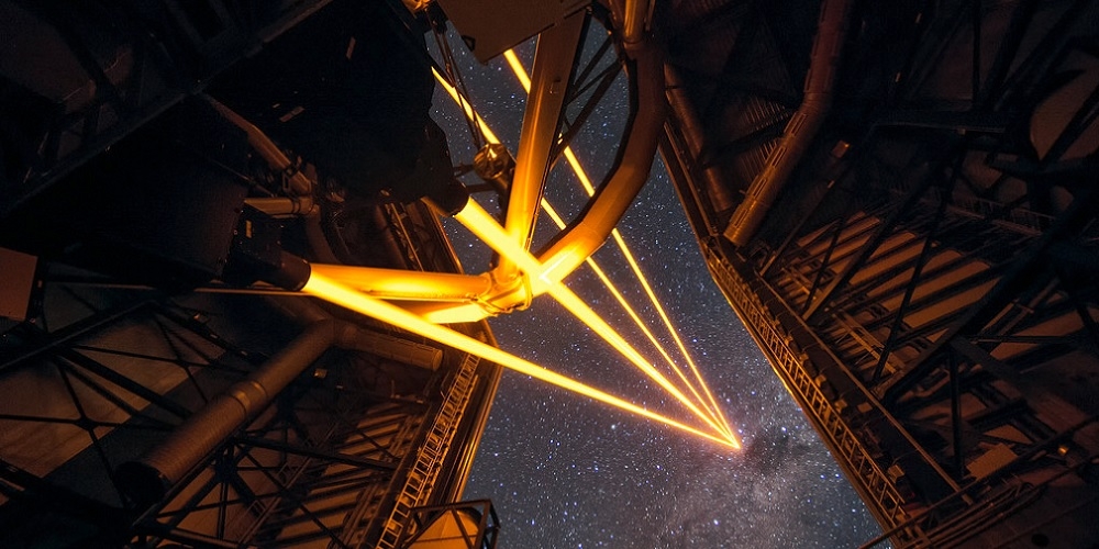 Op 26 april 2016 is op de ESO-sterrenwacht op Paranal, in het noorden van Chili, een evenement gehouden om het eerste licht van de vier krachtige lasers die een cruciaal onderdeel vormen van de adaptieve optische systemen van de Very Large Telescope luister bij te zetten
