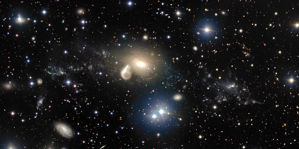 Deze foto, gemaakt met de Very Large Telescope van de ESO-sterrenwacht op Paranal, geeft een gedetailleerd beeld van de spectaculaire nasleep van een 360 miljoen jaar oude kosmische botsing