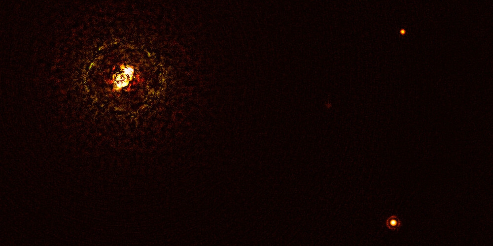 Deze opname toont b Centauri, het zwaarste sterrenpaar tot nu toe waarbij een planeet is aangetroffen, en zijn reuzenplaneet b Centauri b. Het is voor het eerst dat astronomen een planeet hebben waargenomen bij een dubbelster die zo zwaar en heet is als deze.
