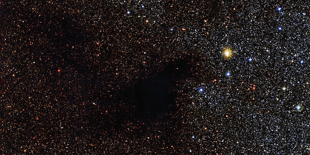 Deze opname van de donkere nevel LDN 483 is gemaakt met de 2,2-meter MPG/ESO-telescoop van de ESO-sterrenwacht op La Silla in Chili