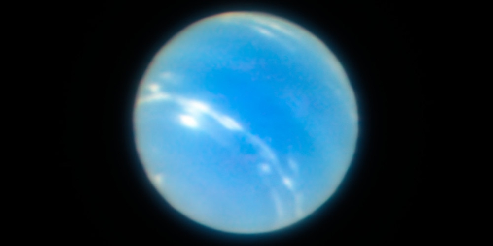 Deze foto van de planeet Neptunus is gemaakt tijdens het testen van de Narrow Field adaptieve optische modus van het MUSE/GALACSI-instrument van ESO’s Extremely Large Telescope. 