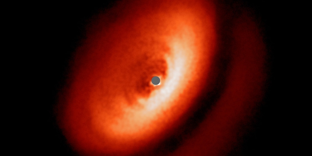 Deze spectaculaire opname, gemaakt met het SPHERE-instrument van ESO’s Very Large Telescope, toont meer details in de stofrijke schijf rond de jonge ster IM Lupi dan ooit tevoren.