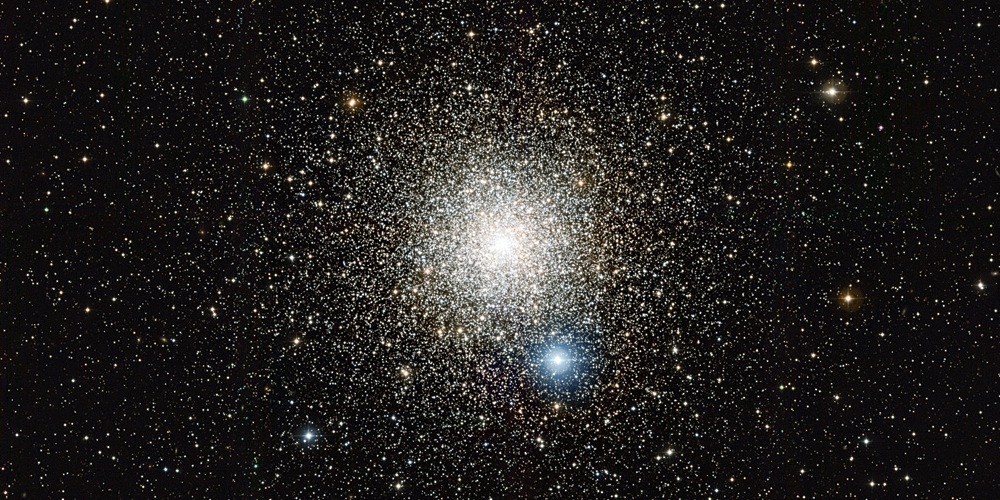 De bolvormige sterrenhoop NGC 6752 in het zuidelijke sterrenbeeld Pauw