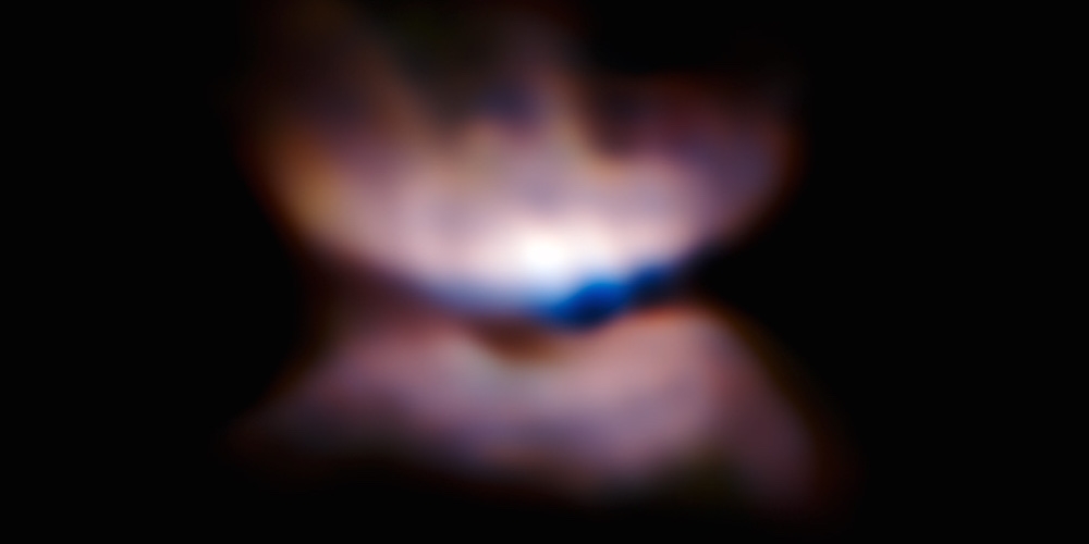 Enkele van de scherpste foto’s die ooit met ESO’s Very Large Telescope zijn gemaakt, laten een oude ster zien die bezig lijkt om een vlindervormige planetaire nevel uit te stoten
