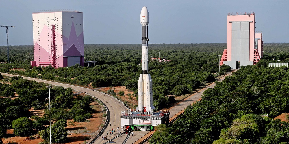 De Indiase GSLV raket wordt overgebracht naar het lanceercomplex. 