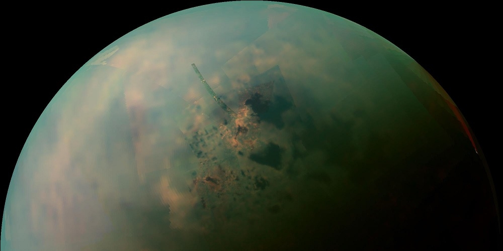 De donkere gebeiden zijn de meren nabij de noorpool van de Saturnusmaan Titan