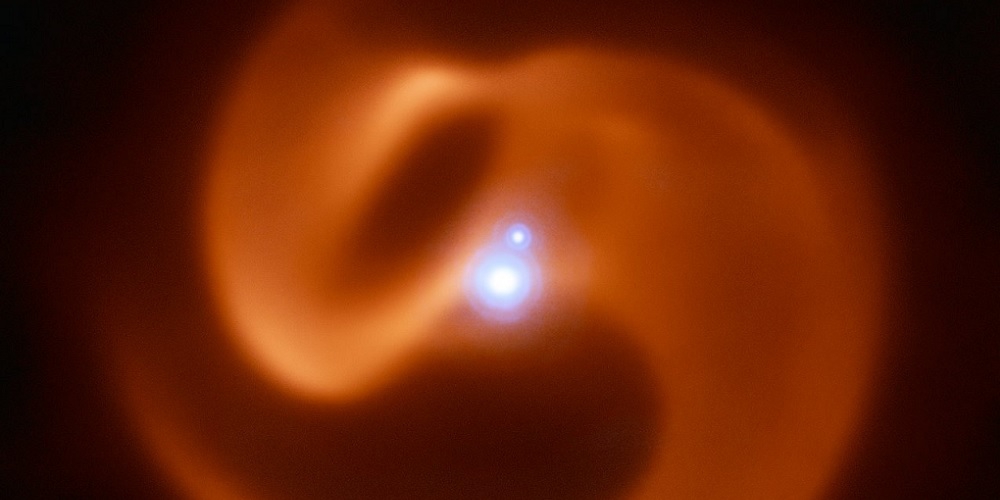 Het VISIR-instrument van de Very Large Telescope van ESO heeft dit verbluffende beeld van een recent ontdekte drievoudige ster in onze Melkweg vastgelegd. In dit stersysteem, dat de bijnaam Apep heeft gekregen, zou in de toekomst een gammaflits kunnen optreden.