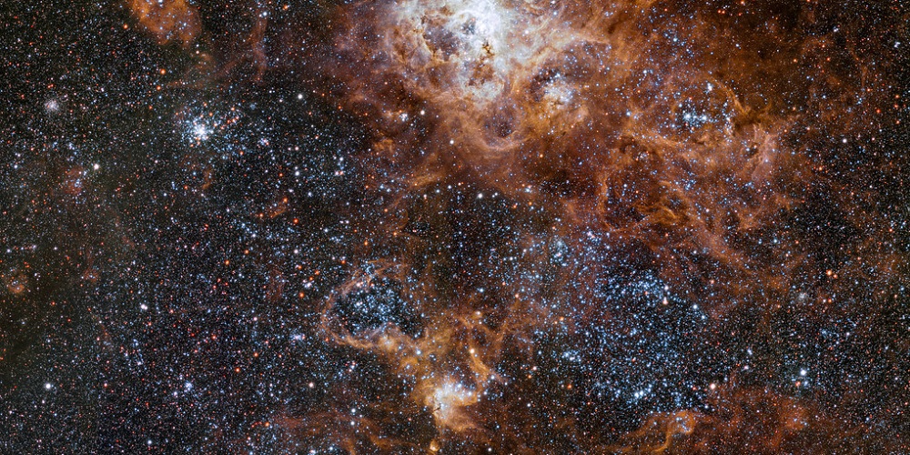 De helder gloeiende Tarantulanevel, ongeveer 160.000 lichtjaar van ons verwijderd, is de meest spectaculaire bezienswaardigheid van de Grote Magelhaense Wolk, een satellietstelsel van onze Melkweg.