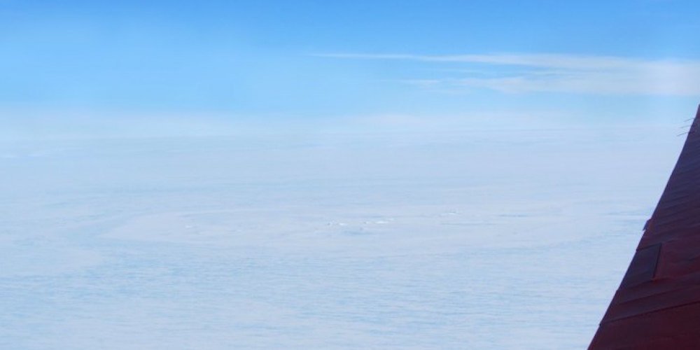 De twee kilometer grote cirkelvormige structuur op de Koning Boudewijn-ijsplaat