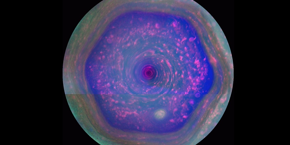 Cassini-opname van het bijzondere strormsysteem nabij de noordpool van Saturnus