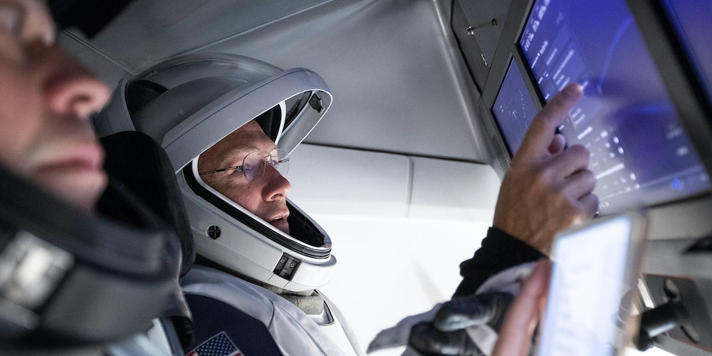 Ruimtevaarders trainen aan boord van de nieuwe Crew Dragon ruimtecapsule van SpaceX. 