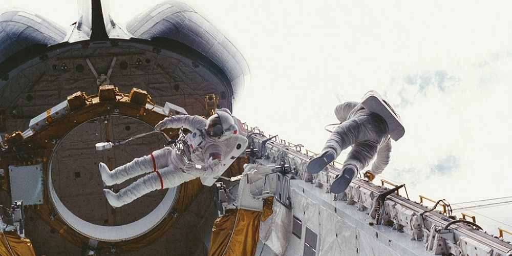 De eerste ruimtewandeling uit het Space Shuttle programma