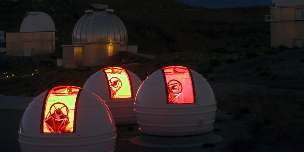 De ExTrA-telescopen zijn ondergebracht bij de ESO-sterrenwacht op La Silla in Chili. Ze zullen worden gebruikt om planeten ter grootte van de aarde op te sporen bij nabije rode dwergsterren. 