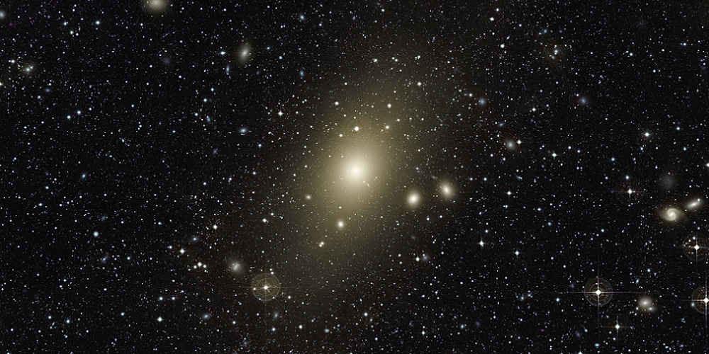 Deze lang belichte opname toont de enorme halo rond het elliptische reuzenstelsel Messier 87