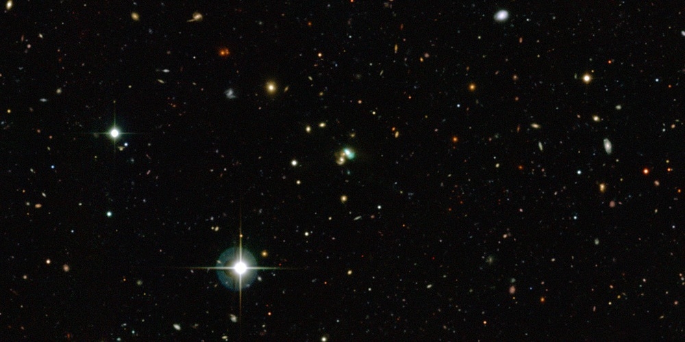 Opname van de Canada-France-Hawaii Telescope waarop in het midden het nieuwe object J2240 te zien is