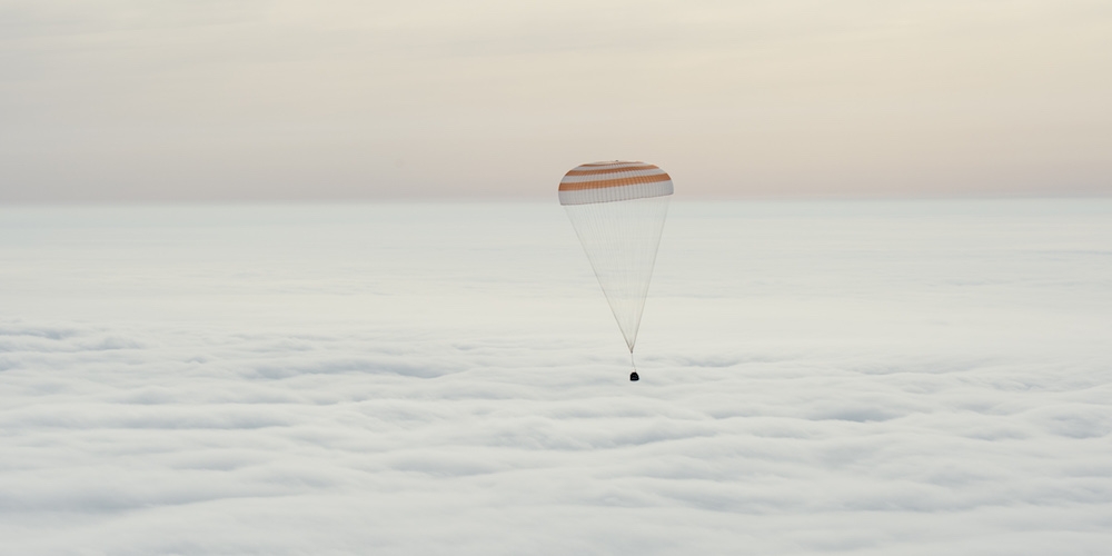 De Sojoez TMA-18M capsule keert terug naar de Aarde
