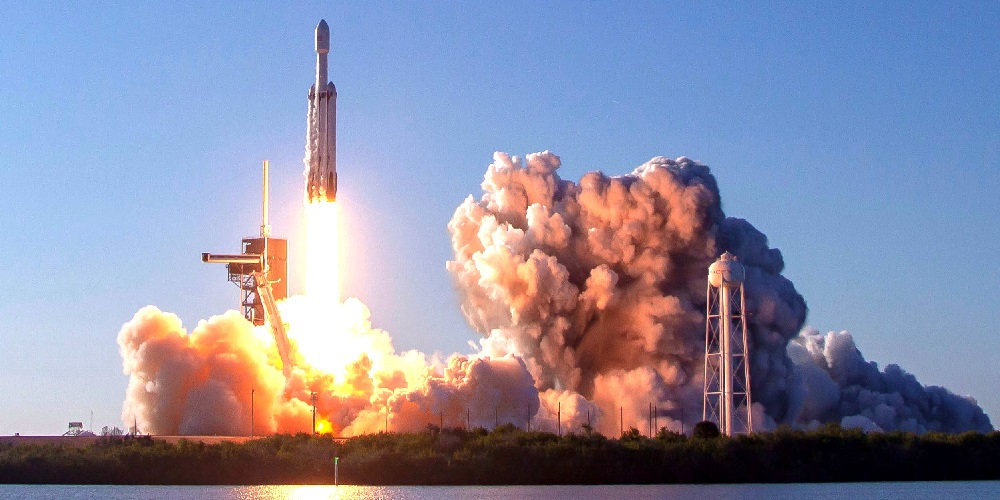 Lancering van een krachtige Falcon Heavy raket.