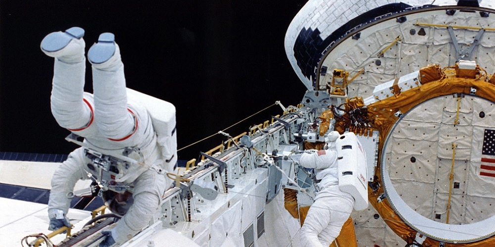 Astronauten Harbaugh en Runco tijdens een ruimtewandeling. 