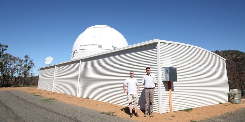 De auteur poseert met amateur-astronoom en Milroy-eigenaar David Baker bij de goed uitgeruste sterrenwacht op het 1000 ha grote privé domein. Milroy observatory beschikt over een 6,7 m diameter koepel en de nodige satelliet- en internet verbindingen