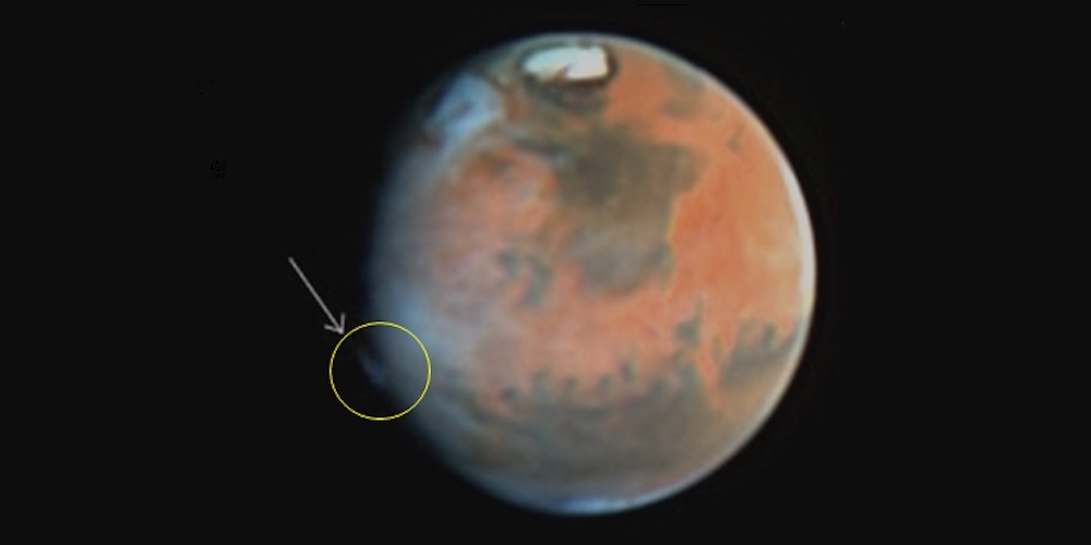 Eén van de pluimen op Mars in beeld gebracht door de Hubble Space Telescope