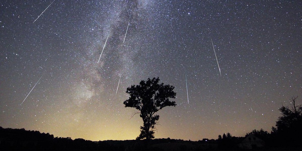 Een compositie van verschillende foto's waarop Perseïden meteoren te zien zijn.