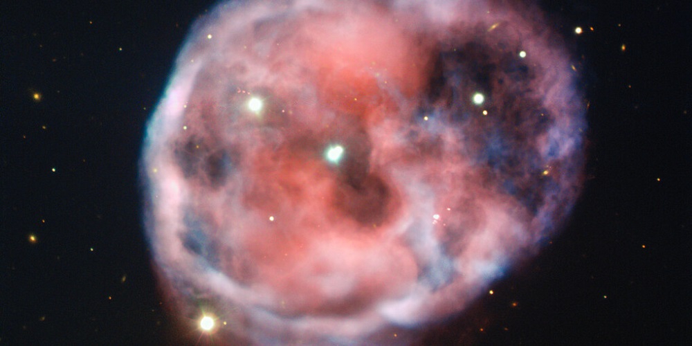 Deze nieuwe, verbazingwekkend gedetailleerde opname van de griezelige Schedelnevel, in prachtige tinten roze en rood, is gemaakt met ESO’s Very Large Telescope (VLT). 