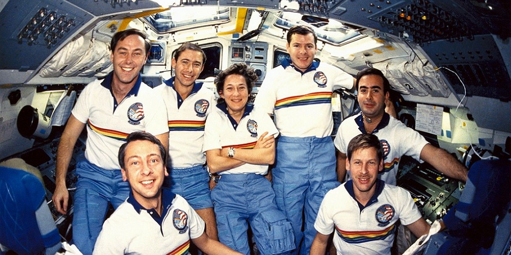 De STS-61-B crew tijdens hun ruimtemissie.