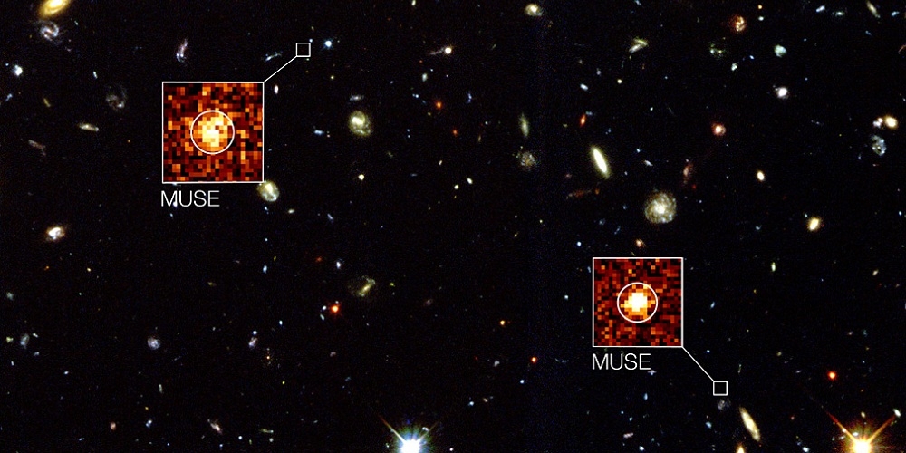 De foto op de achtergrond toont het Hubble Deep Field South, zoals vastgelegd door de Hubble-ruimtetelescoop van NASA en ESA. Bij nieuwe waarnemingen met het MUSE-instrument van ESO’s Very Large Telescope zijn verre sterrenstelsels ontdekt die niet zichtbaar zijn voor Hubble. Deze afbeelding laat twee voorbeelden daarvan zien