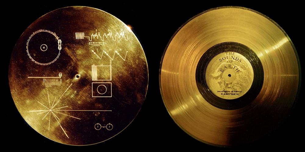 De grammofoonplaat (rechts) en de beschermhoes (links) van de Voyager Golden Record