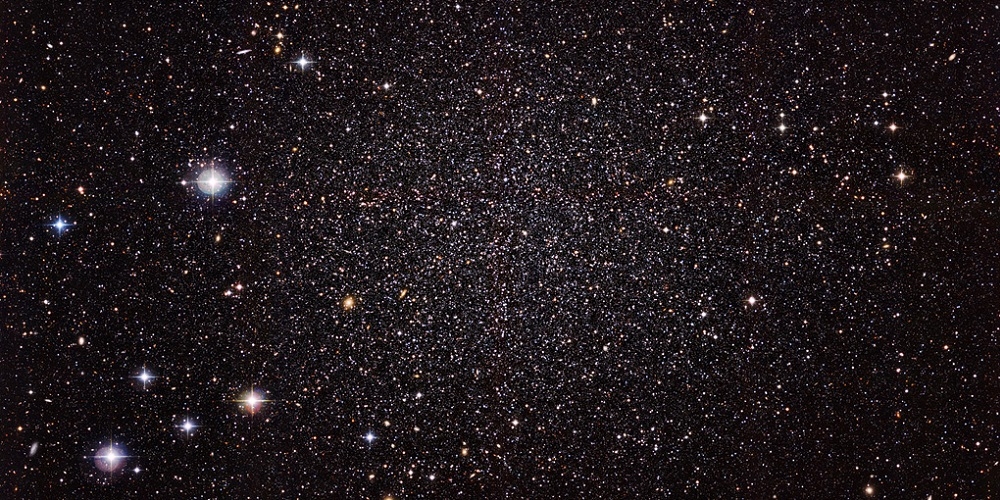 Het Sculptor-dwergstelsel, hier te zien op een nieuwe foto van de Wide Field Imager-camera van de 2,2-meter MPG/ESO-telescoop van de ESO-sterrenwacht op La Silla, is een nabije buur van ons eigen sterrenstelsel, de Melkweg
