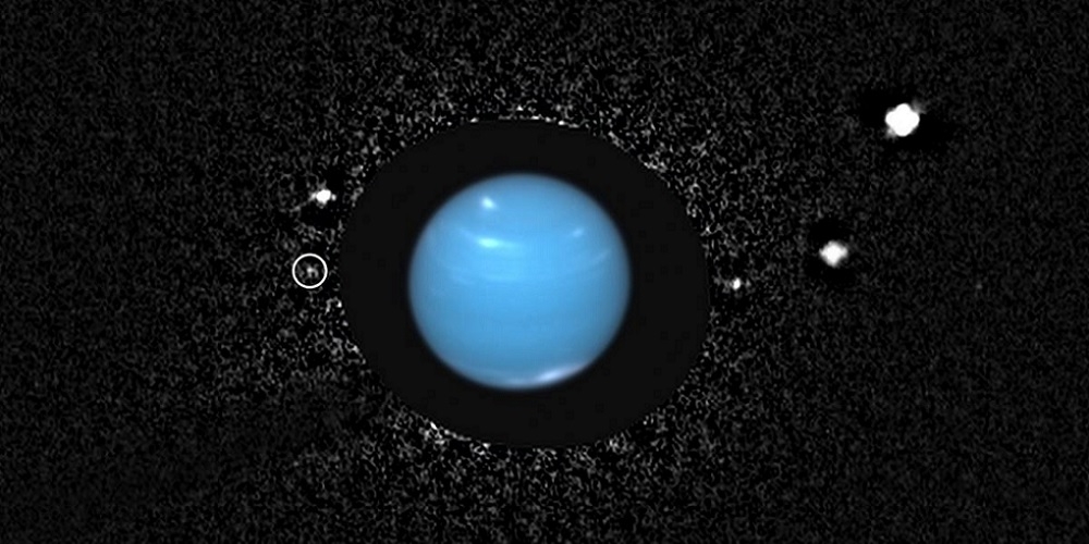Opname van de planeet Neptunus met het maantje Naiad (in het cirkeltje)