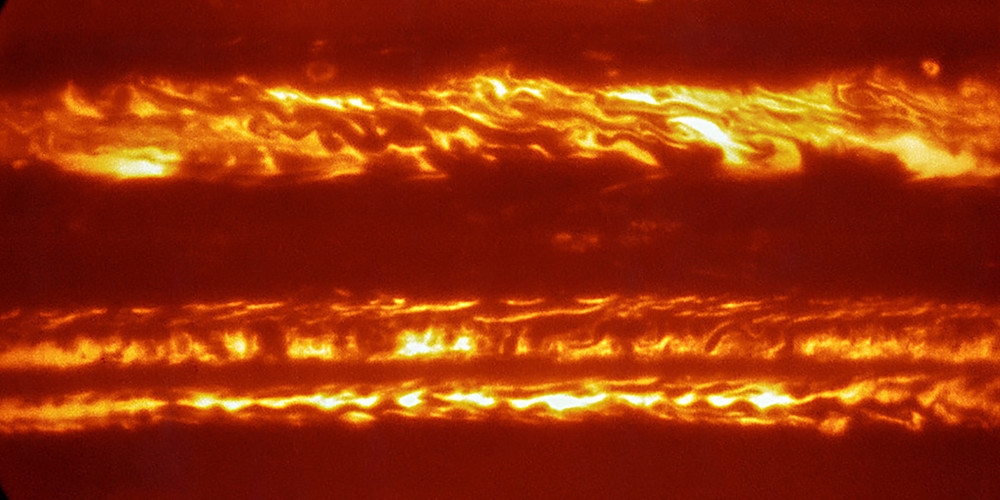 In voorbereiding op de naderende aankomst van NASA’s ruimtesonde Juno hebben astronomen ESO’s Very Large Telescope ingezet om spectaculaire nieuwe infraroodopnamen te maken van de planeet Jupiter