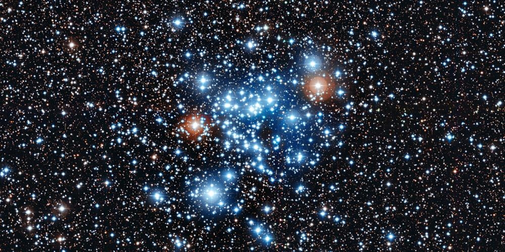 Deze spectaculaire groep jonge sterren is de open sterrenhoop NGC 3766 in het sterrenbeeld Centaurus