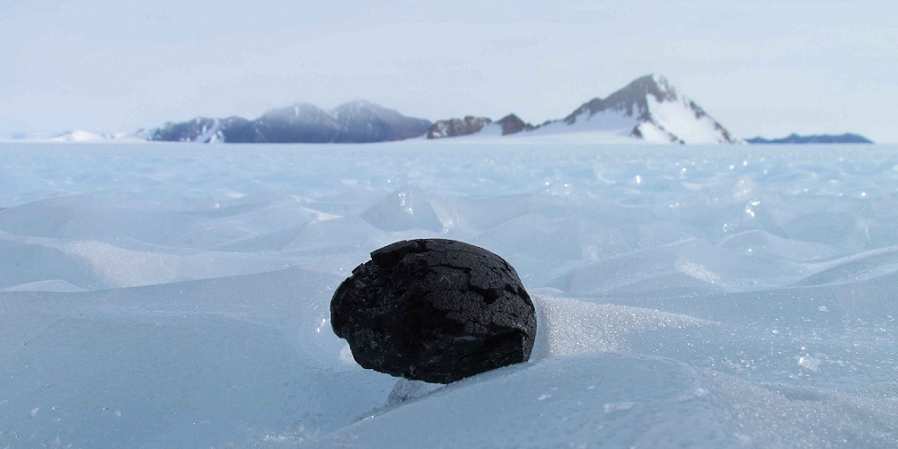 Een meteoriet op een verlaten ijsvlakte op Antarctica