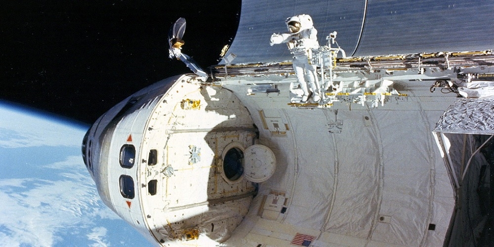 Het ruimteveer Discovery in een baan om de Aarde tijdens de STS-51-I missie