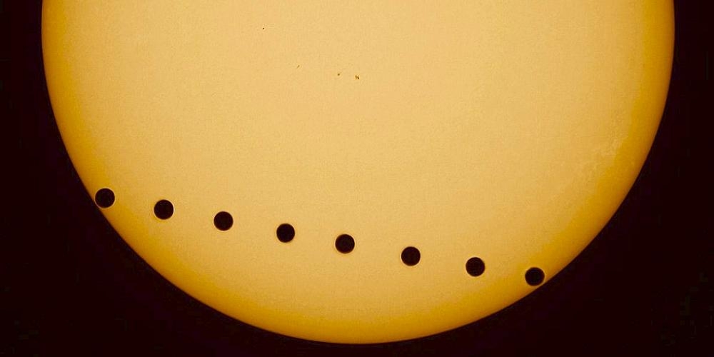 Venus schuift langzaam voor de Zon tijdens een Venusovergang