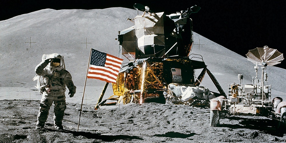 Een Amerikaanse astronaut wandelt op het oppervlak van de Maan. 