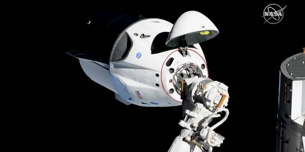 De Crew Dragon capsule komt aan bij het ISS.