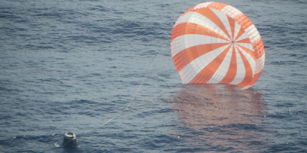 De Dragon ruimtecapsule landt in de Stille Oceaan