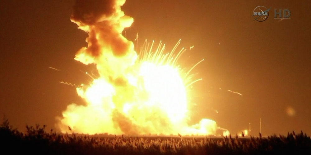 Enkele seconden na de start van de lancering valt de Antares raket terug naar op het lanceercomplex wat een grote explosie veroorzaakt