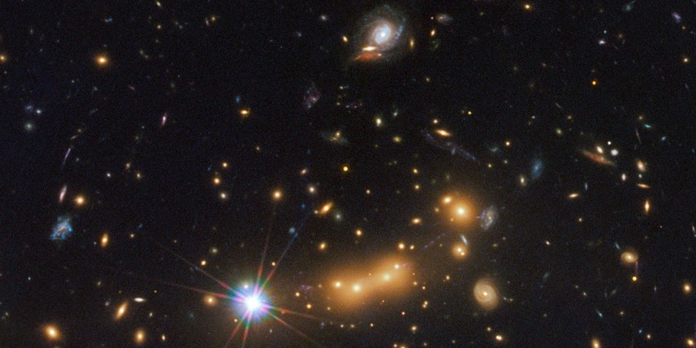 De zware cluster MACS J0647.7+7015 gezien door de Hubble Space Telescope