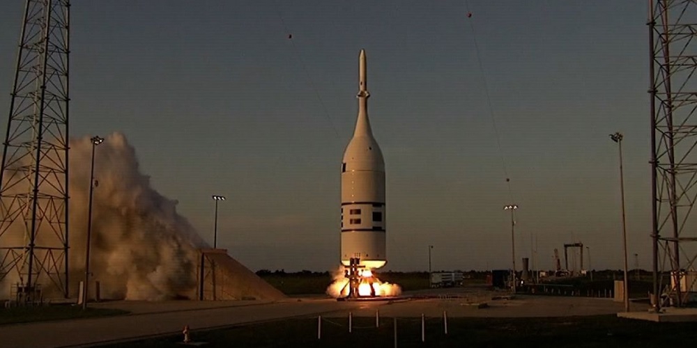 Lancering van de onbemande Orion ruimtecapsule tijdens de Ascent Abort-2 test.