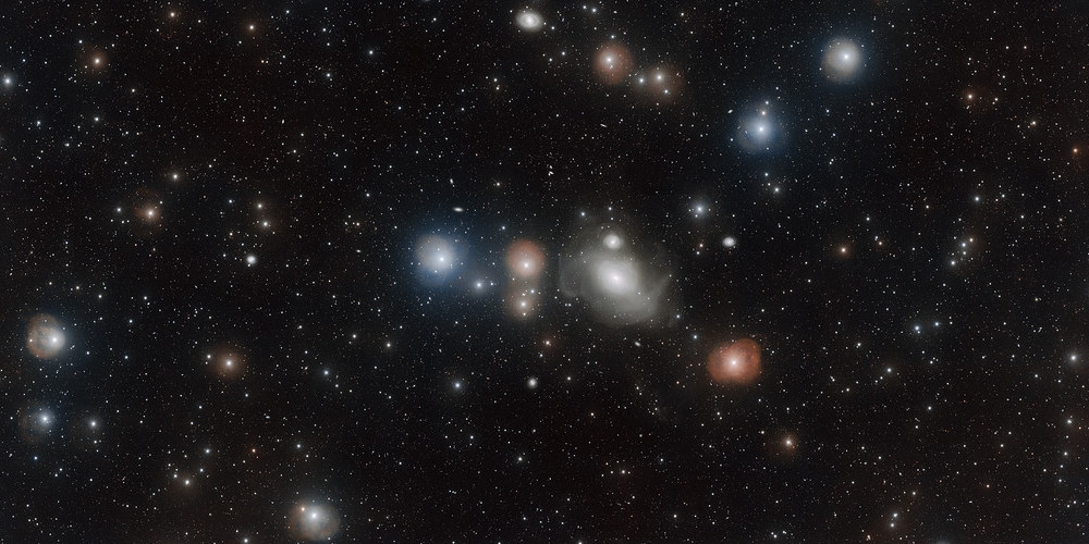 Op deze oogstrelende foto van de Fornax-cluster vechten ontelbare sterrenstelsels om de aandacht.