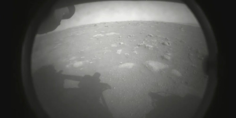Eén van de eerste foto's van Perseverance op Mars.