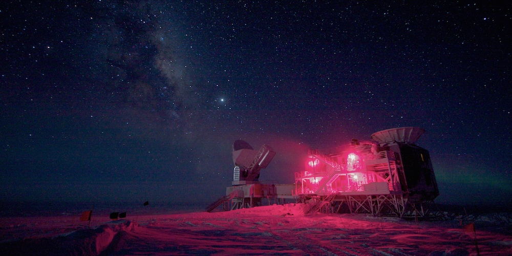 De Amundsen-Scott basis herbergt twee telescopen die de kosmische achtergrondstraling waarnemen (BICEP)
