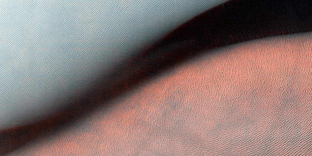 Een satellietbeeld van Juventae Chasma op Mars