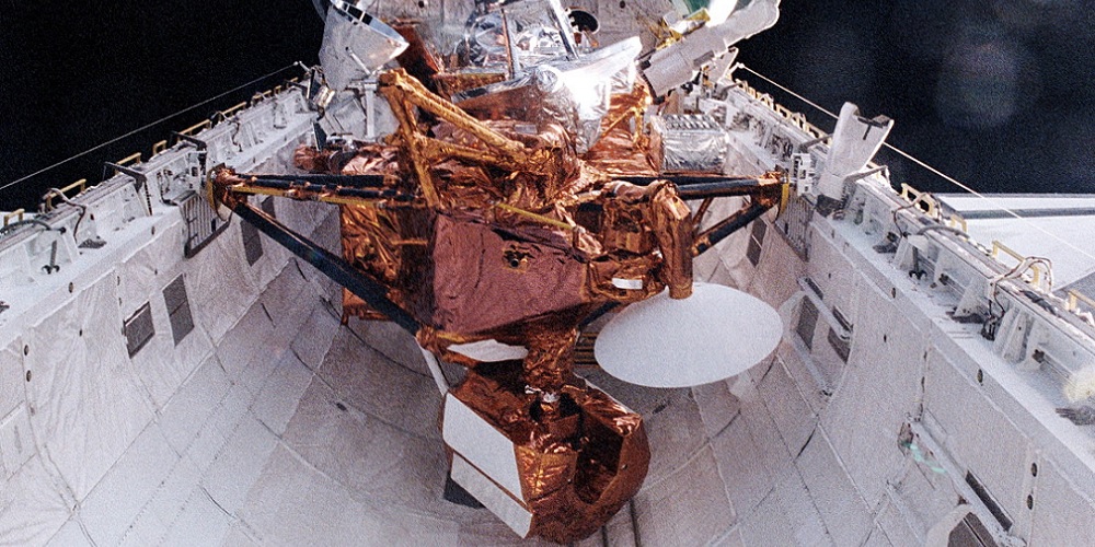 De Upper Atmosphere Research Satellite in het vrachtruim van het ruimteveer.