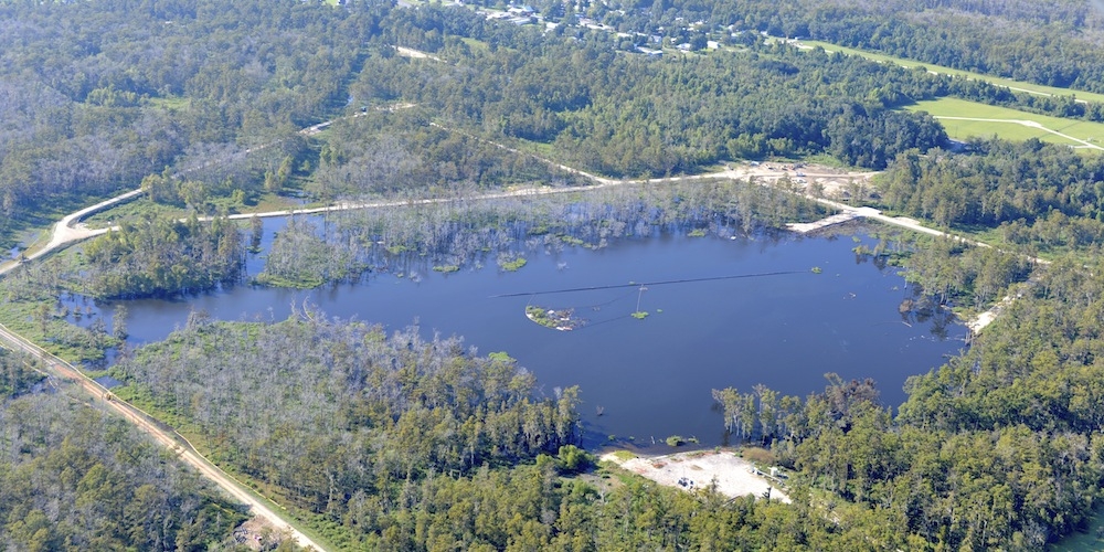 Luchtfoto van een met water gevuld zinkgat dat zich plots vormde bij Bayou Corne, Louisiana (USA), in augustus 2012